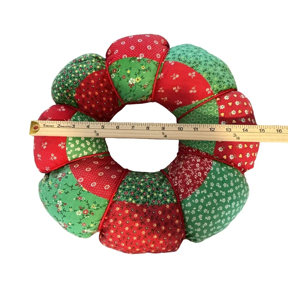 Vintage Quilted Patchwork Puff Wreath Red Green Floral Calico Christmas 15
